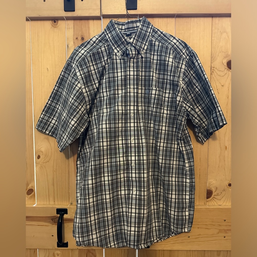 Men’s Ariat Pro Button Up. Perfect condition. Size medium